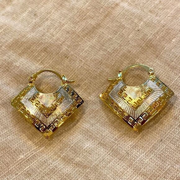 ✨🆕✨🔅 Elegant Classic Two Tone 14 K Gold Plated Hollow Hoops ✨ - Picture 1 of 10